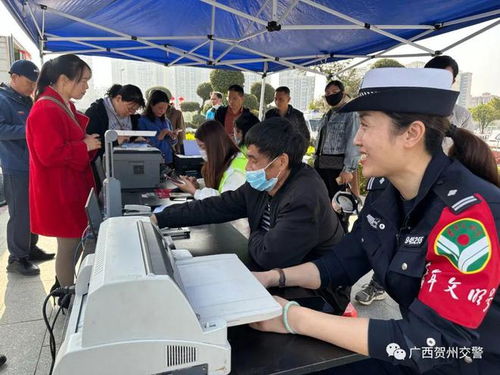 賀州交警以行動(dòng)詮釋雷鋒精神 護(hù)航企業(yè)服務(wù)再升級(jí)